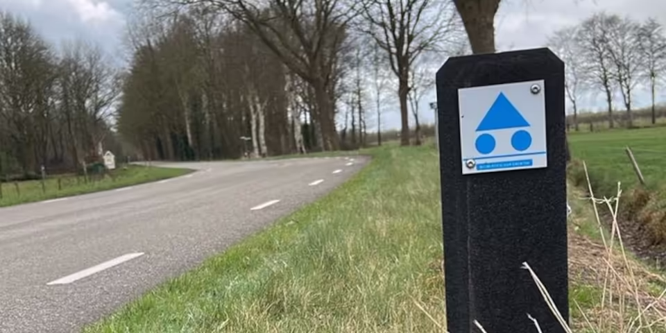 Routemarkering paaltje in het bos van Noordenveld, onderdeel van de mountainbikeroute door het gevarieerde Drentse landschap